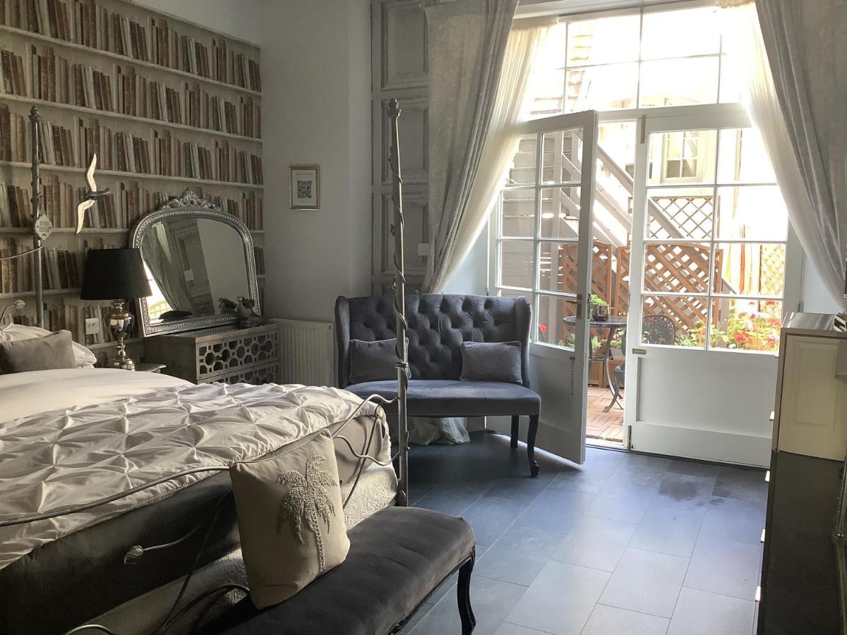 A Room In The City - West — Fotos 1